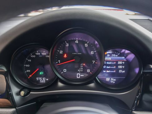 Used 2018 Porsche Macan AWD/4WD image 18