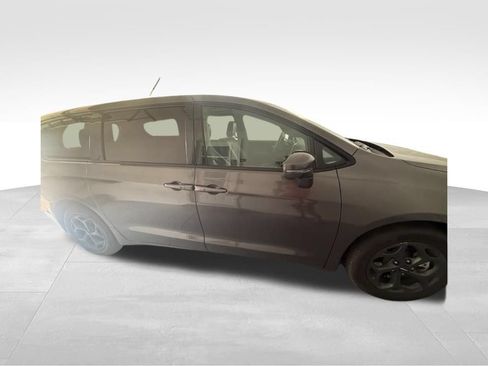 Used 2022 Chrysler Pacifica Limited w/ Uconnect Theater Family Group FWD image 5