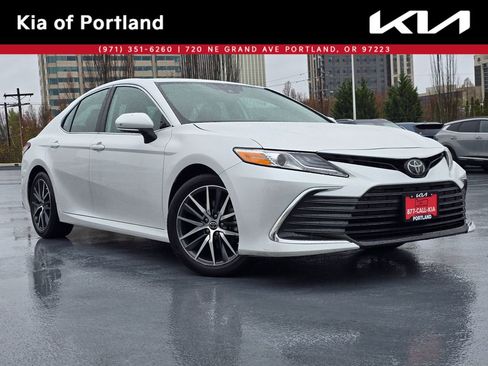 Used 2024 Toyota Camry XLE FWD image 1