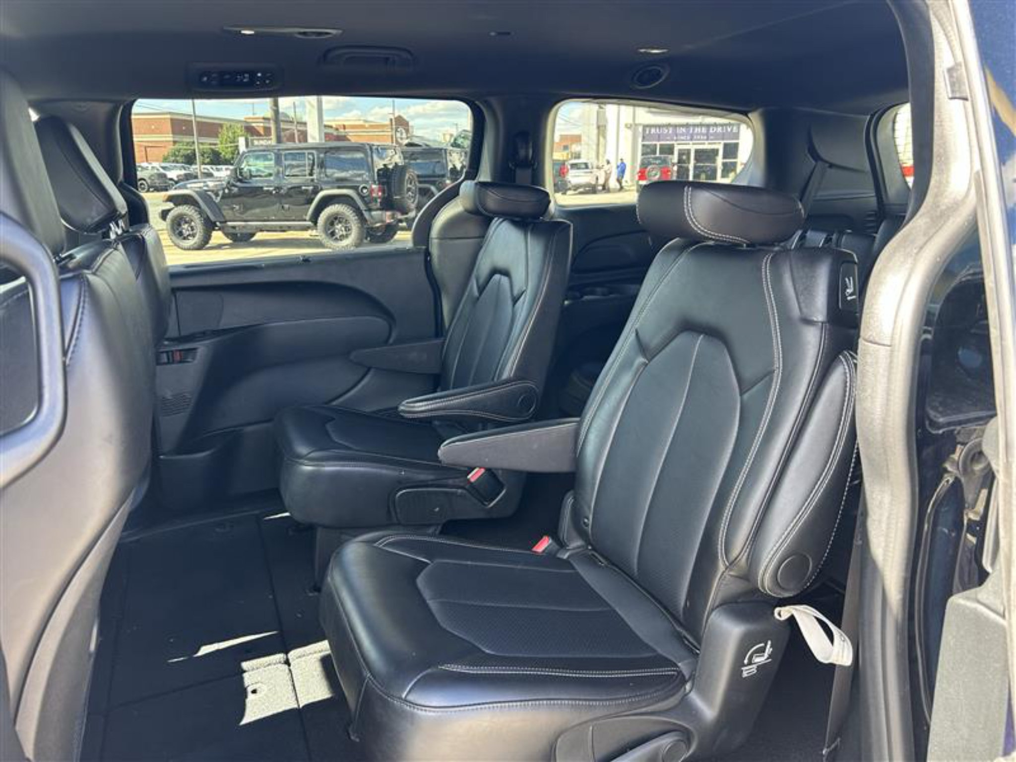 Used 2025 Chrysler Pacifica Select FWD image 10