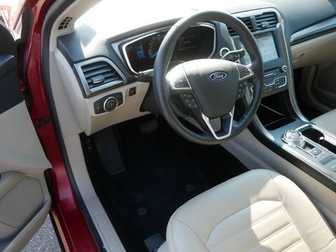 Used 2017 Ford Fusion SE w/ Fusion SE Technology Package FWD image 20