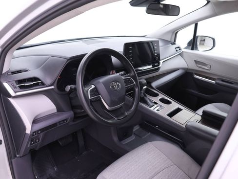 Used 2021 Toyota Sienna LE image 3