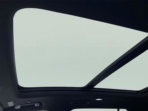 Used 2025 Chevrolet Traverse RS image 27