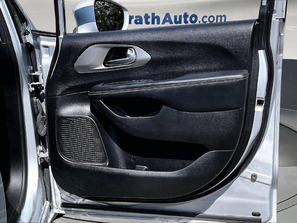 Used 2022 Chrysler Pacifica Limited w/ S Appearance Package FWD image 32