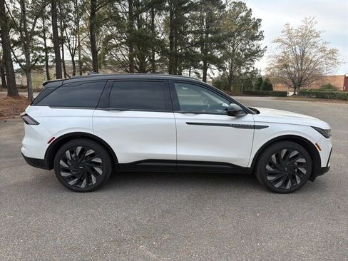 Used 2025 Lincoln Nautilus Reserve w/ Jet Appearance Package image 6