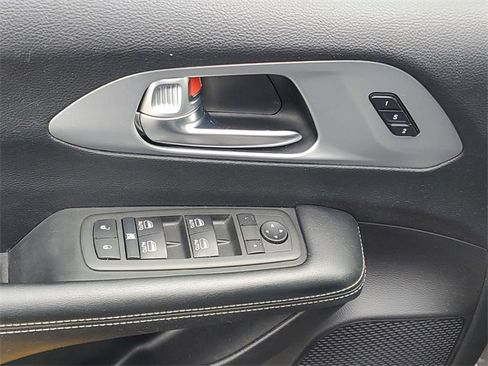 Certified 2021 Chrysler Pacifica Touring-L w/ Uconnect Theater Family Group image 17