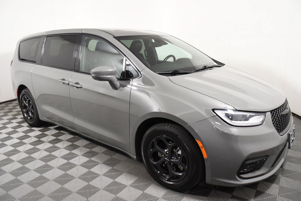Used 2022 Chrysler Pacifica Limited w/ Uconnect Theater Family Group FWD image 8