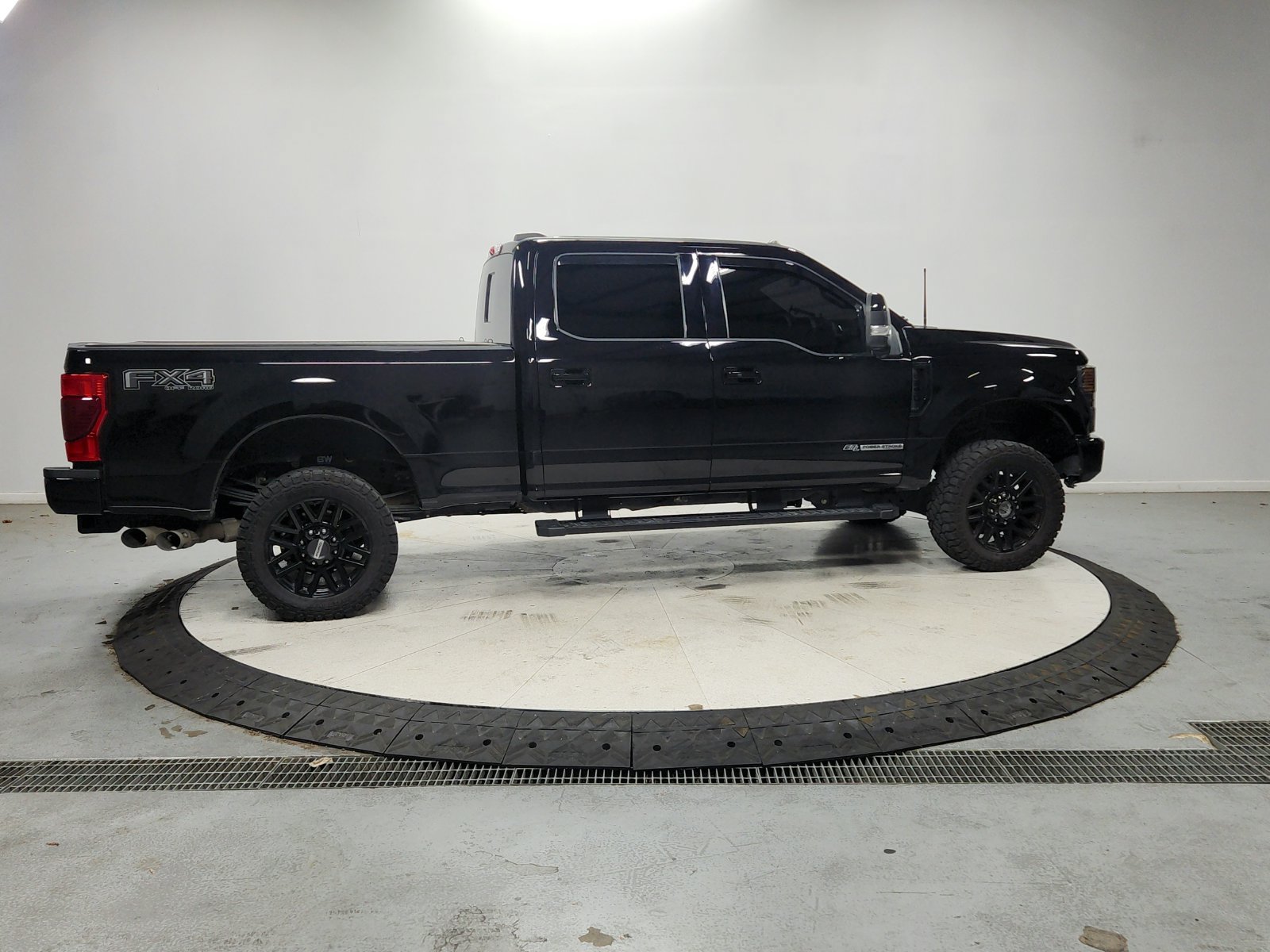 Used 2022 Ford F250 Lariat w/ Black Appearance Package AWD/4WD image 9