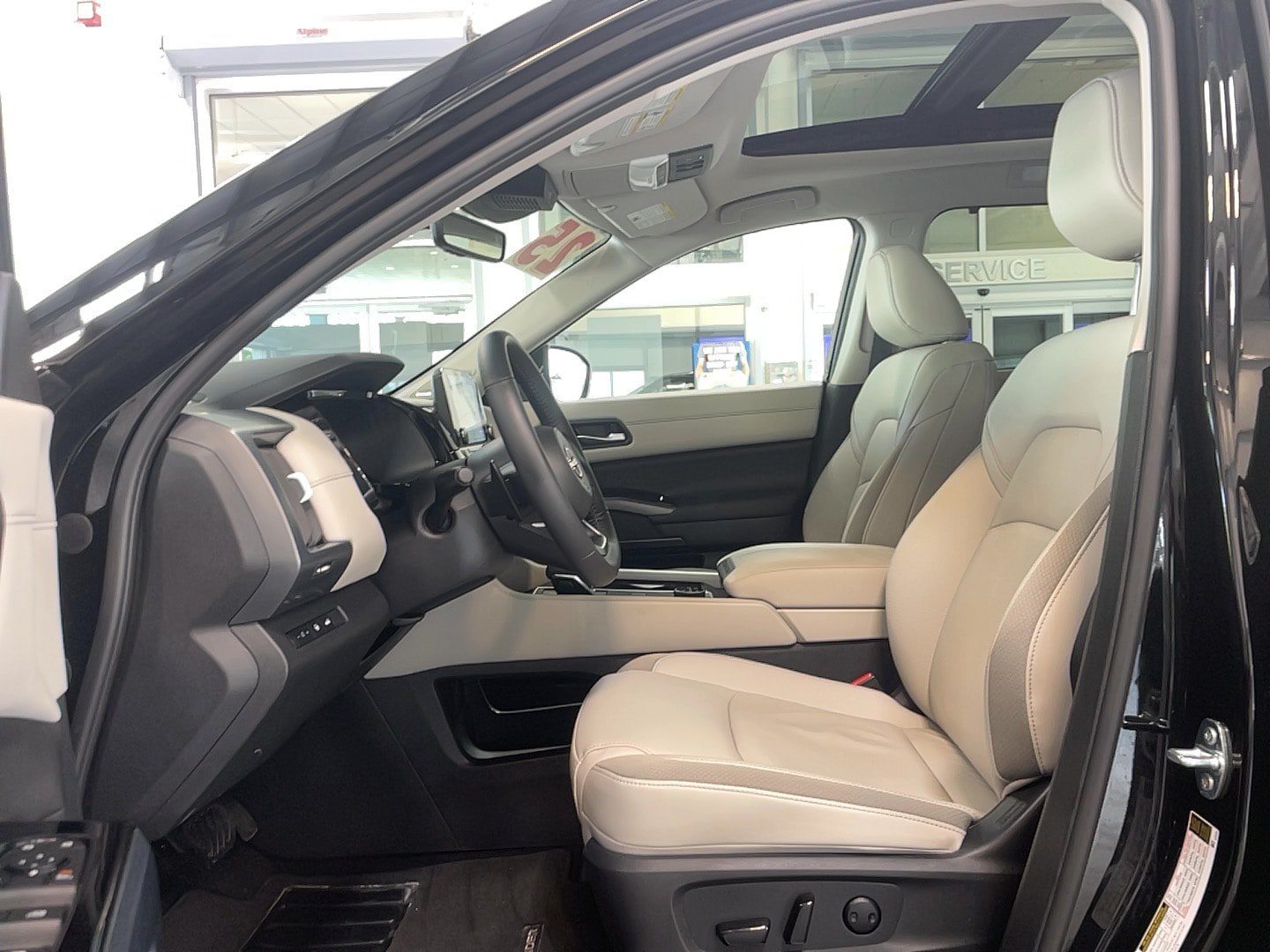 Used 2025 Nissan Pathfinder SL w/ SL Premium Package AWD/4WD image 6
