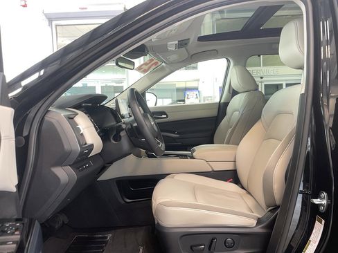 Used 2025 Nissan Pathfinder SL w/ SL Premium Package AWD/4WD image 6
