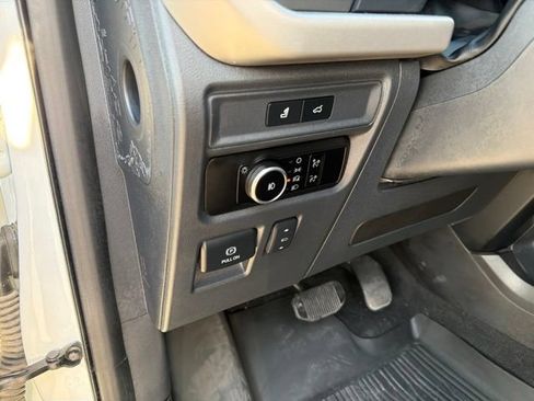 Used 2024 Ford Expedition XLT AWD/4WD image 23