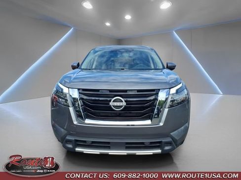 Used 2025 Nissan Pathfinder SL FWD image 9