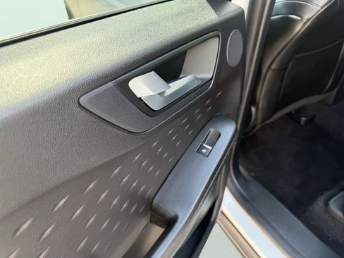 Used 2020 Ford Escape Titanium image 33