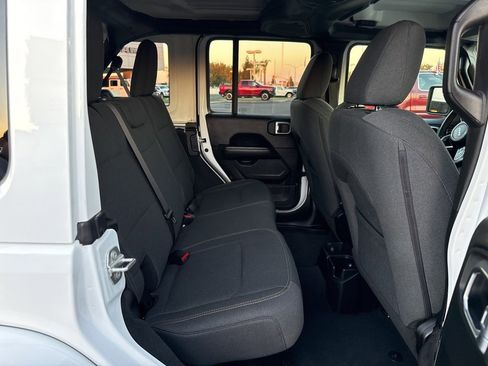 Used 2025 Jeep Wrangler Sahara image 13