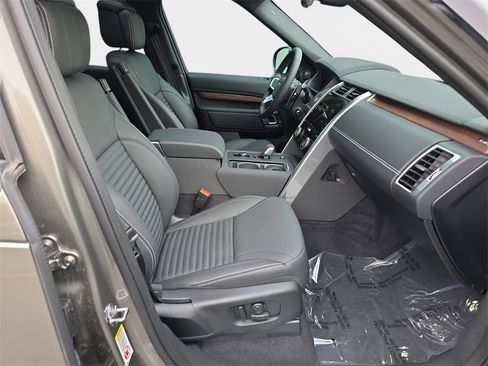 New 2025 Land Rover Discovery Dynamic SE image 10