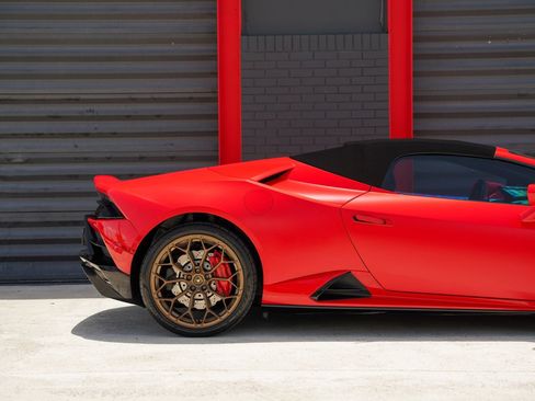 Used 2022 Lamborghini Huracan EVO RWD image 17