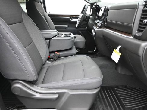 New 2025 GMC Sierra 1500 SLE w/ Preferred Package image 7