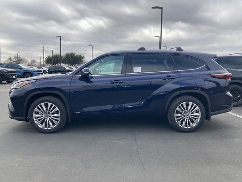 New 2026 Toyota Highlander Platinum AWD/4WD image 6