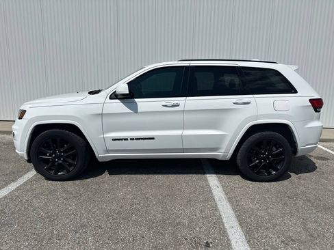 Used 2018 Jeep Grand Cherokee Altitude AWD/4WD image 3