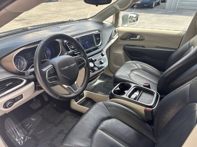 Used 2018 Chrysler Pacifica Touring-L FWD image 18