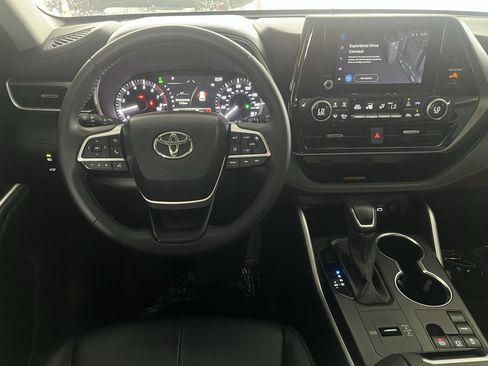 Used 2024 Toyota Highlander XLE FWD image 17