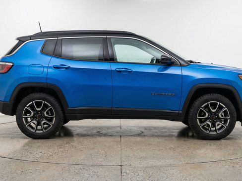 Used 2025 Jeep Compass Trailhawk AWD/4WD image 11