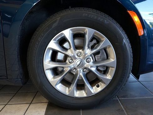 Used 2022 Chrysler Pacifica Touring-L image 56