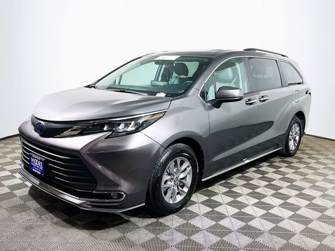 Certified 2024 Toyota Sienna XLE FWD image 4