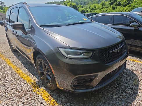 Used 2021 Chrysler Pacifica Touring w/ S Appearance Package FWD image 3