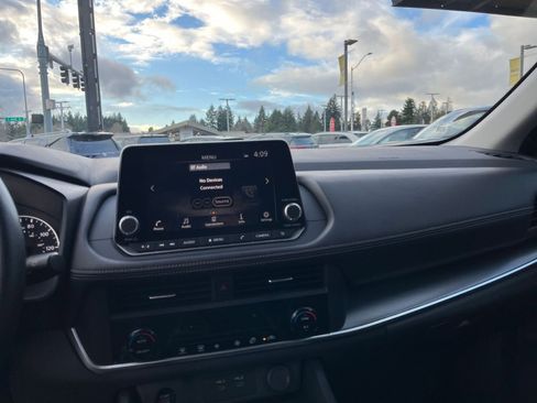 Used 2025 Nissan Rogue SV image 20