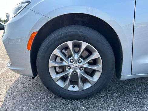 Used 2023 Chrysler Pacifica Touring-L AWD/4WD image 23
