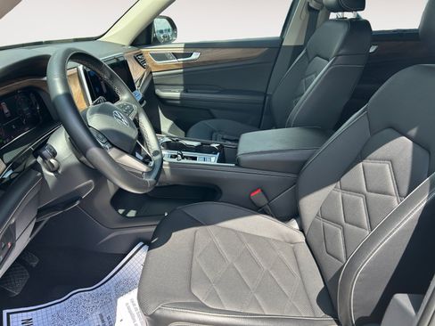 Used 2025 Volkswagen Atlas SE FWD image 19