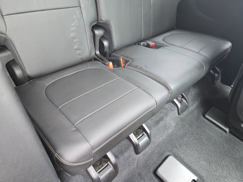 Used 2021 Chevrolet Traverse Premier w/ Redline Edition FWD image 12