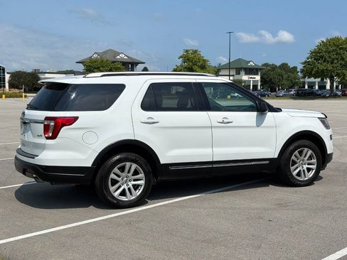 Used 2018 Ford Explorer XLT AWD/4WD image 6