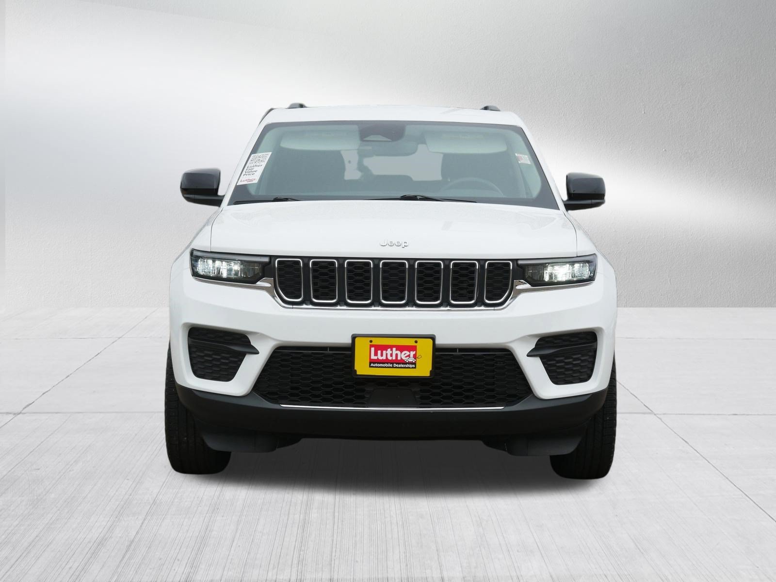 Used 2023 Jeep Grand Cherokee Laredo w/ Luxury Tech Group I AWD/4WD image 2
