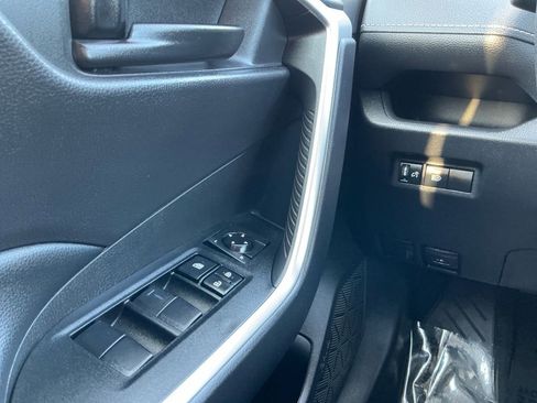 Used 2021 Toyota RAV4 LE FWD image 6