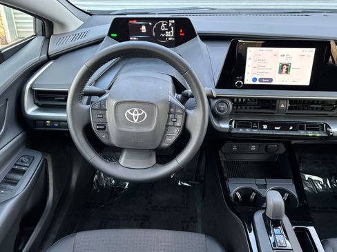 Used 2025 Toyota Prius LE image 32