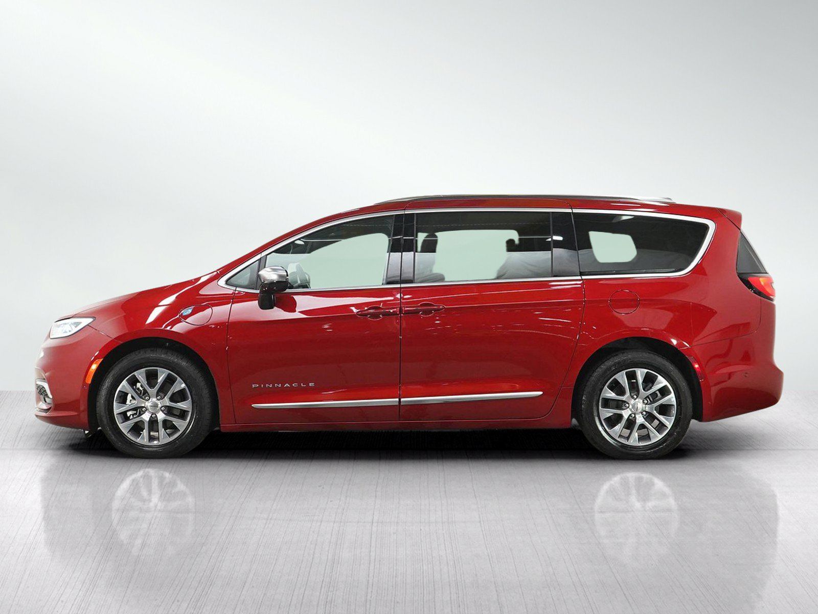 Used 2025 Chrysler Pacifica Pinnacle FWD image 2