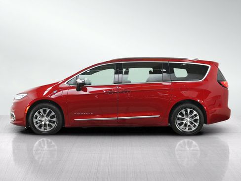 Used 2025 Chrysler Pacifica Pinnacle FWD image 2