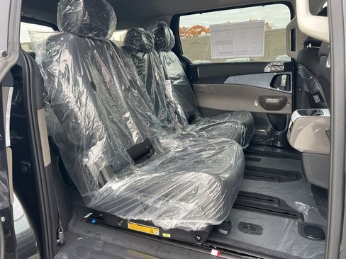 New 2026 Kia Carnival EX image 13