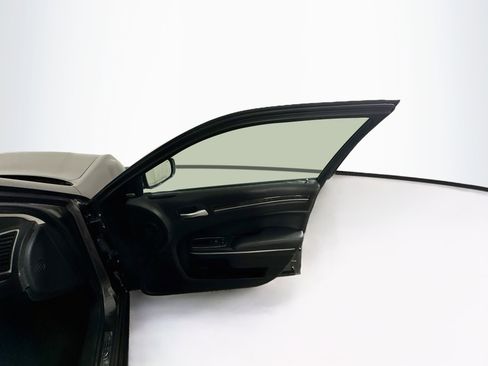 Used 2017 Chrysler 300 C RWD image 32