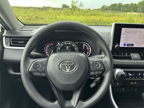 Used 2025 Toyota RAV4 LE AWD/4WD image 31