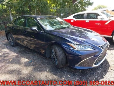 Used 2025 Lexus ES 300h w/ Premium Package image 2