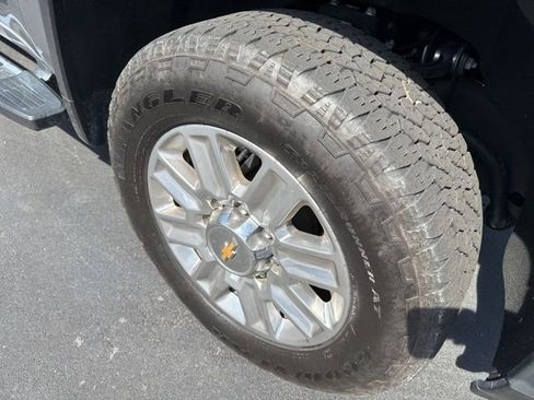 Used 2024 Chevrolet Silverado 2500 High Country w/ Technology Package image 17