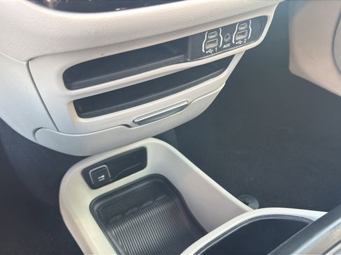 Used 2024 Chrysler Pacifica Touring-L image 27