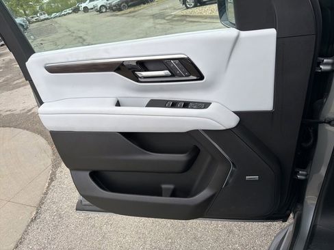 New 2025 Chevrolet Suburban Premier AWD/4WD image 37