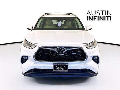 Used 2022 Toyota Highlander Limited FWD image 2