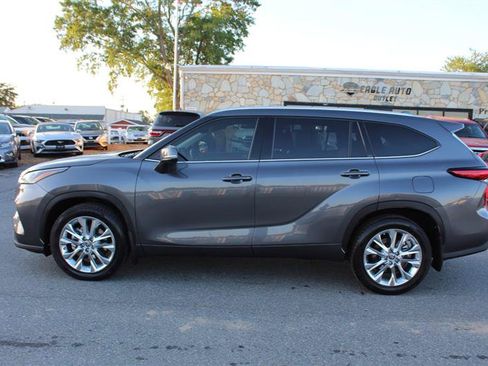 Used 2021 Toyota Highlander XLE AWD/4WD image 4