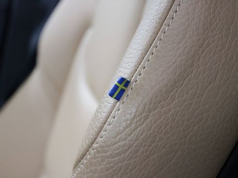 Used 2019 Volvo XC60 T5 Momentum w/ Multimedia Package image 23