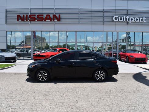 Used 2021 Nissan Versa SV FWD image 3